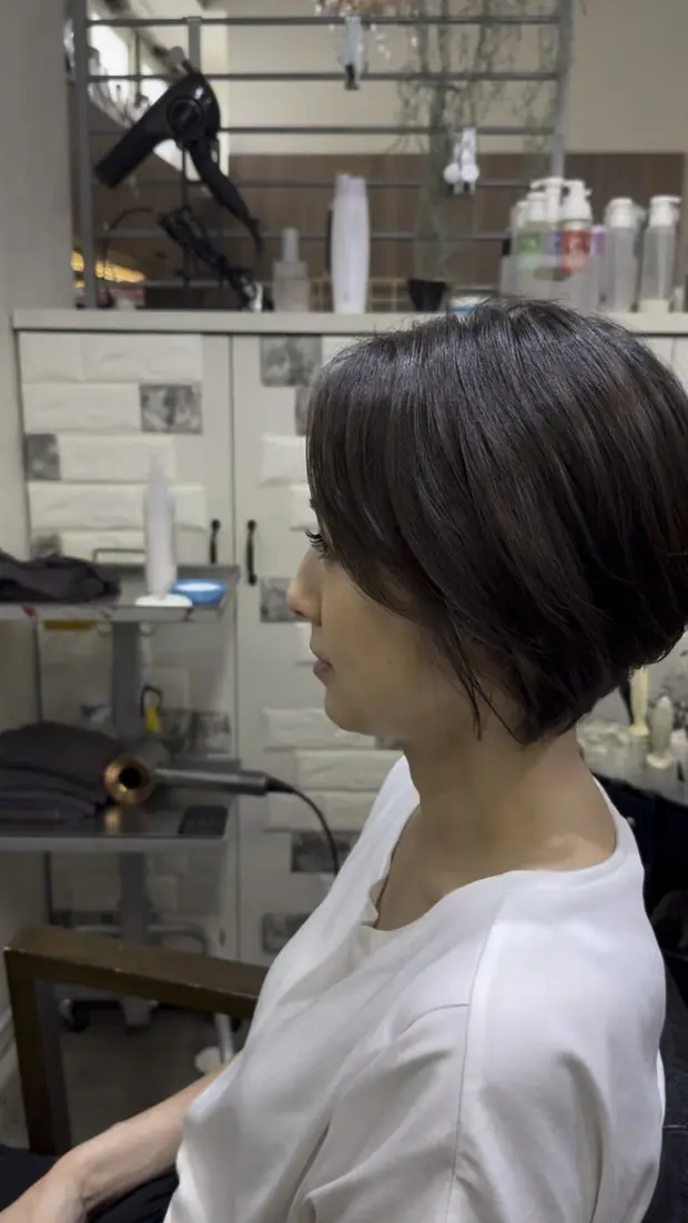 ショートヘアの横顔スタイル